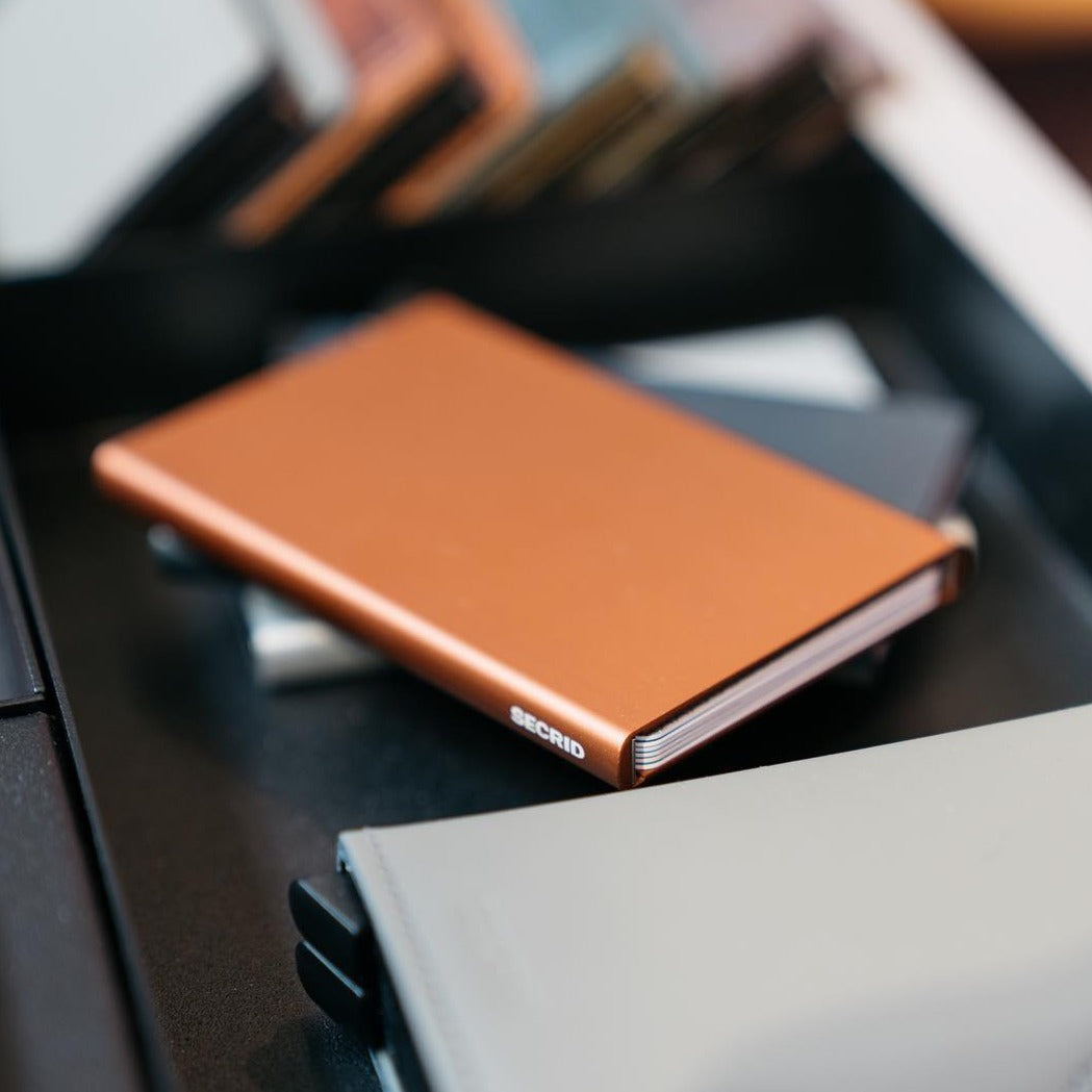Secrid ochranné pouzdro na karty Cardprotector v oranžové barvě
