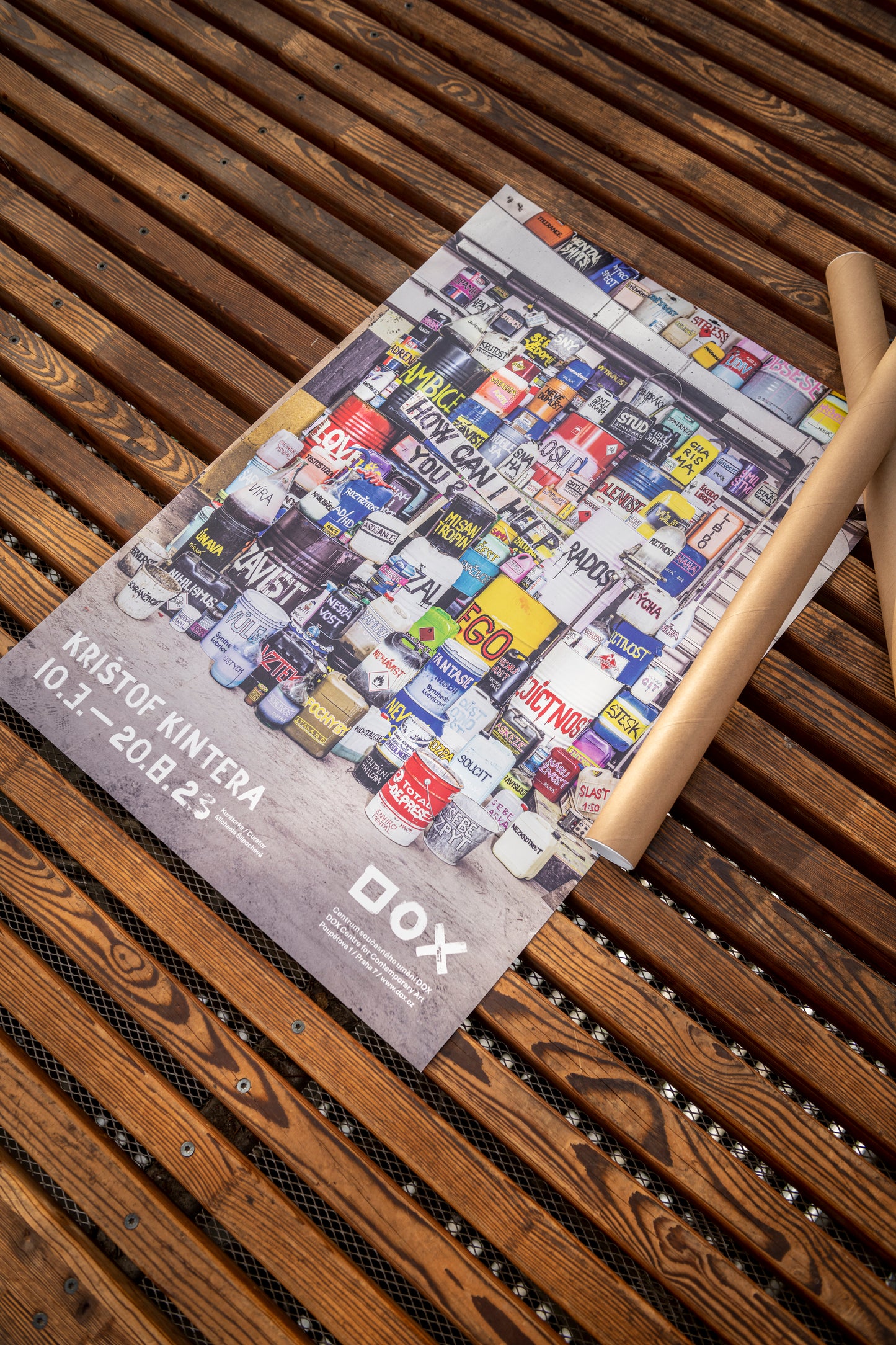 Barevný plakát z výstavy Krištofa Kintery HOW CAN I HELP YOU? v Galerii DOX