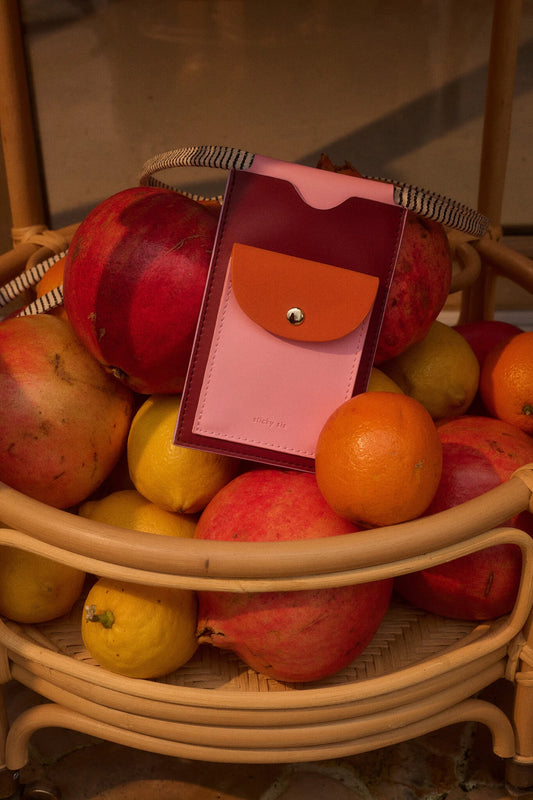 Sticky Sis – Luxusní taštička na mobil z veganské kůže a semiše, třešňově červená / cherry red