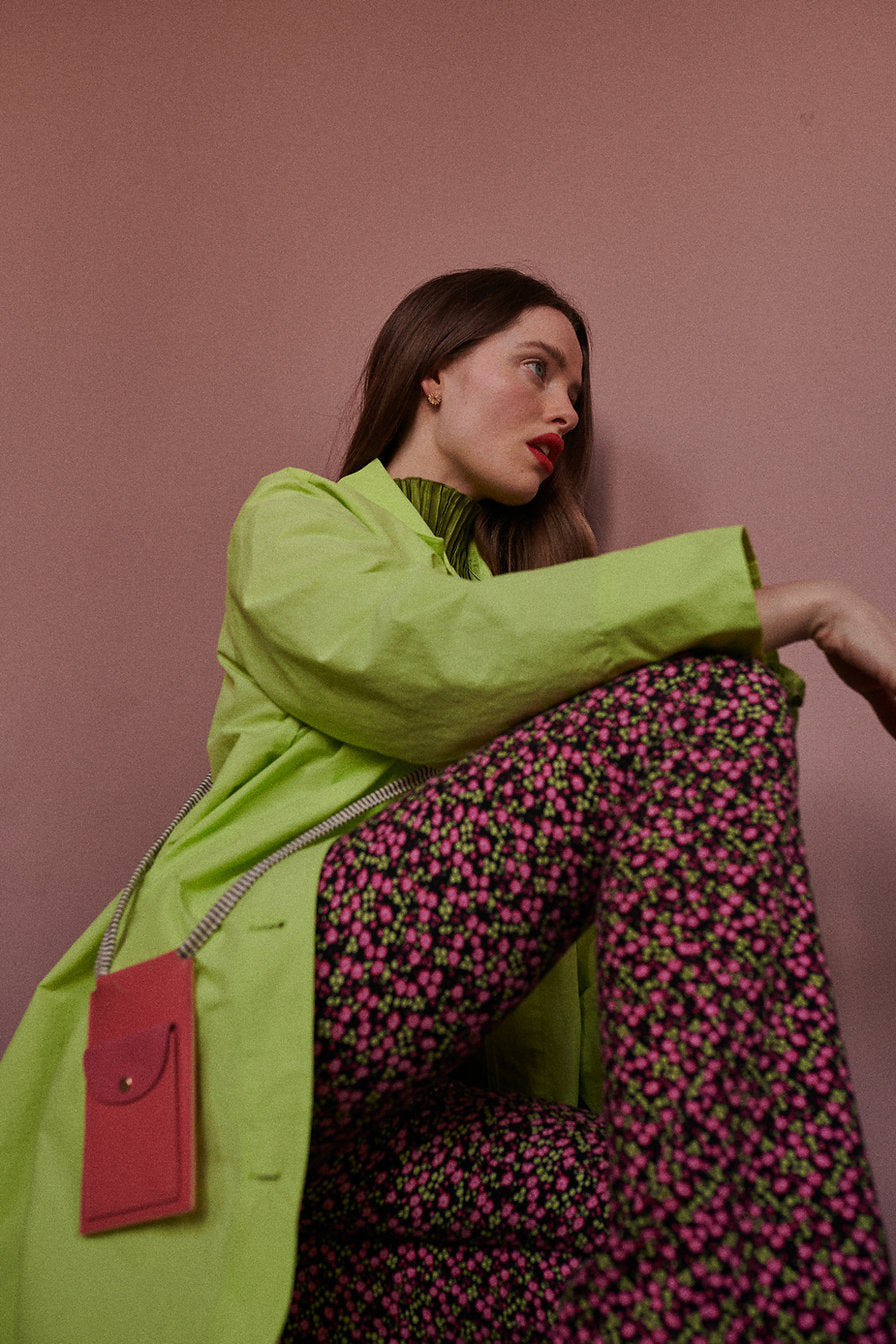 Luxusní taštička na mobil z veganské kůže a semiše Tulip Pink / tulipánově růžová