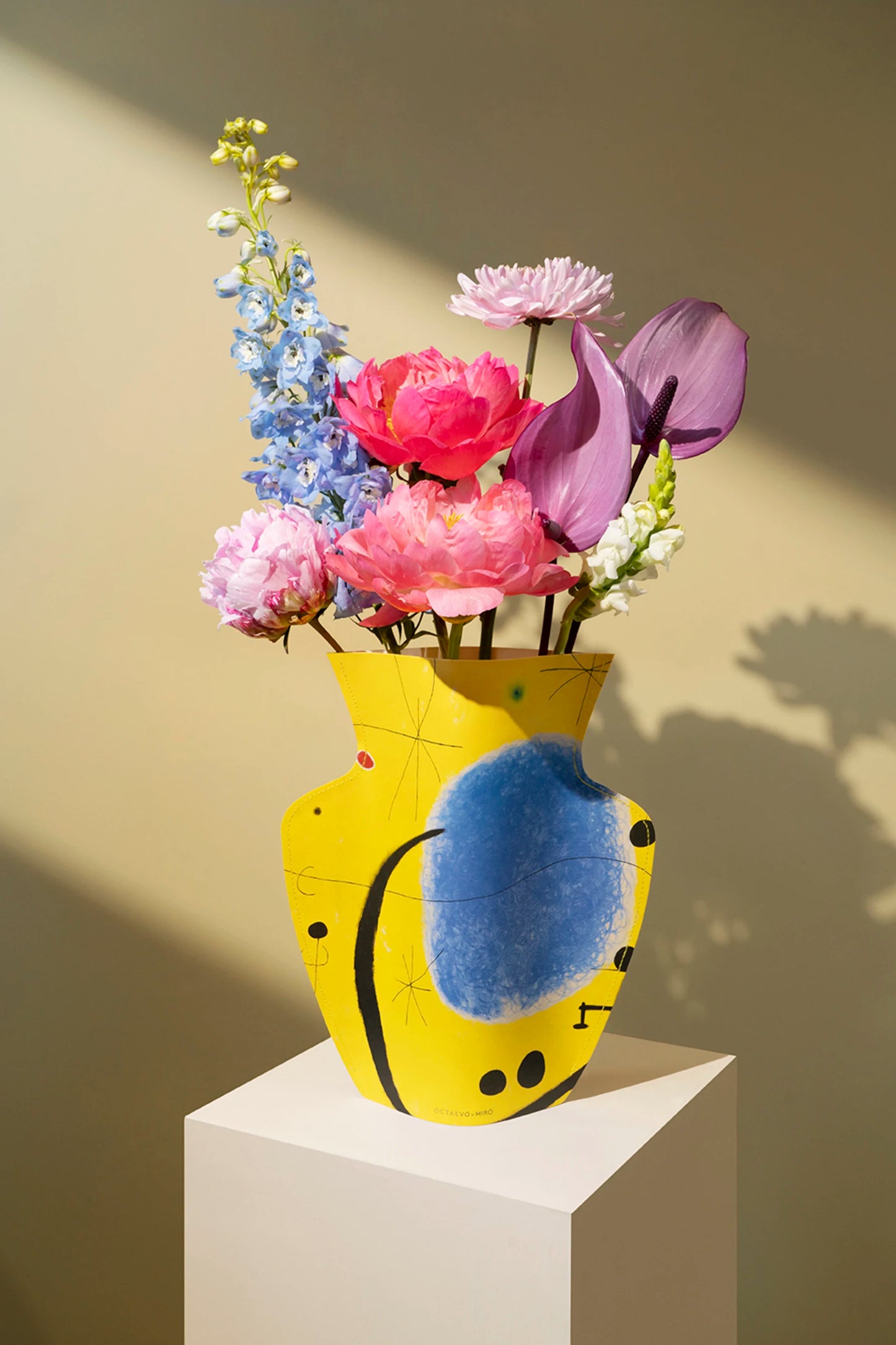 OCTAEVO – Papírová váza Lor de Lazur (Joan Miró Foundation)