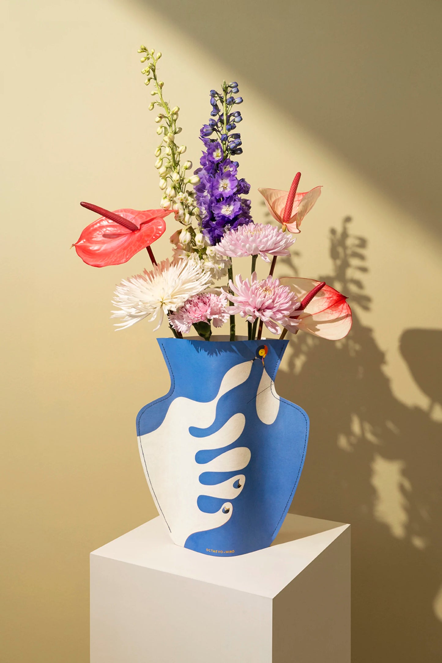OCTAEVO – Papírová váza Main La Poursuite Dun Oiseau (Joan Miró Foundation)