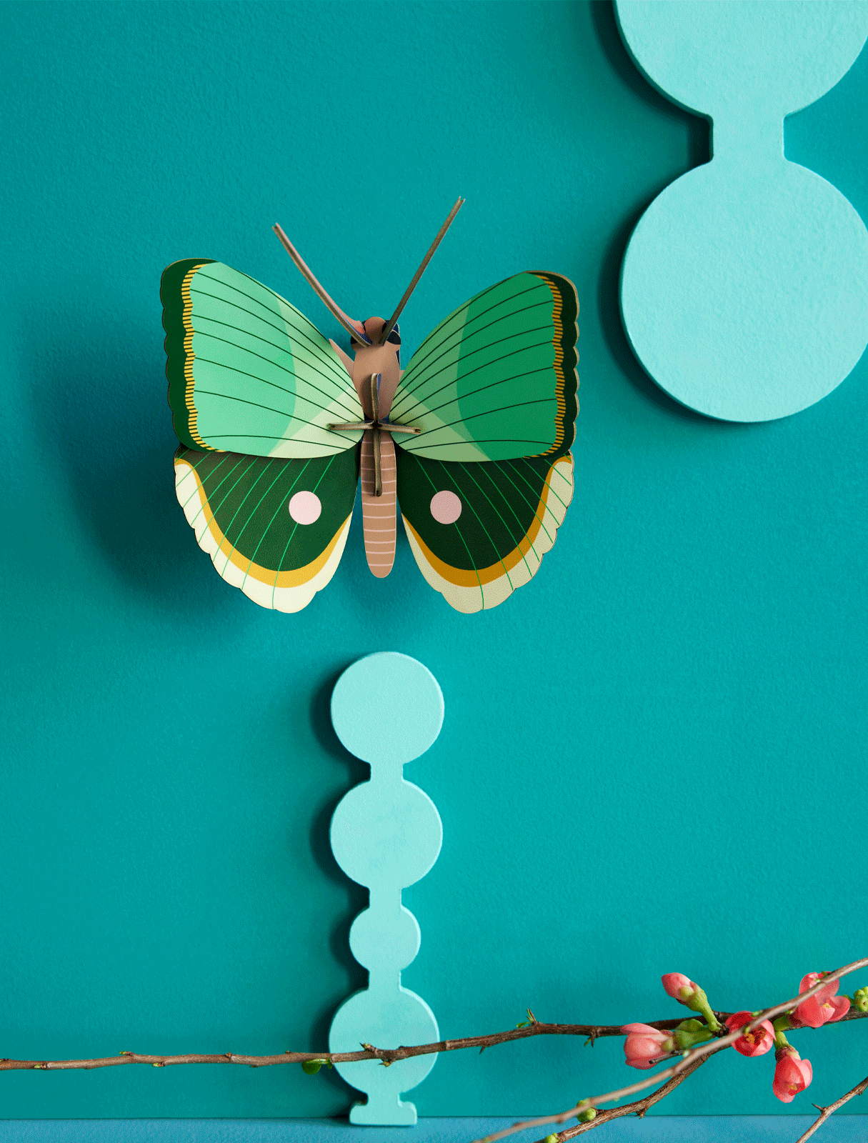 Závěsná papírová dekorace na zeď zelený tropický motýl s proužky od značky Studio ROOF