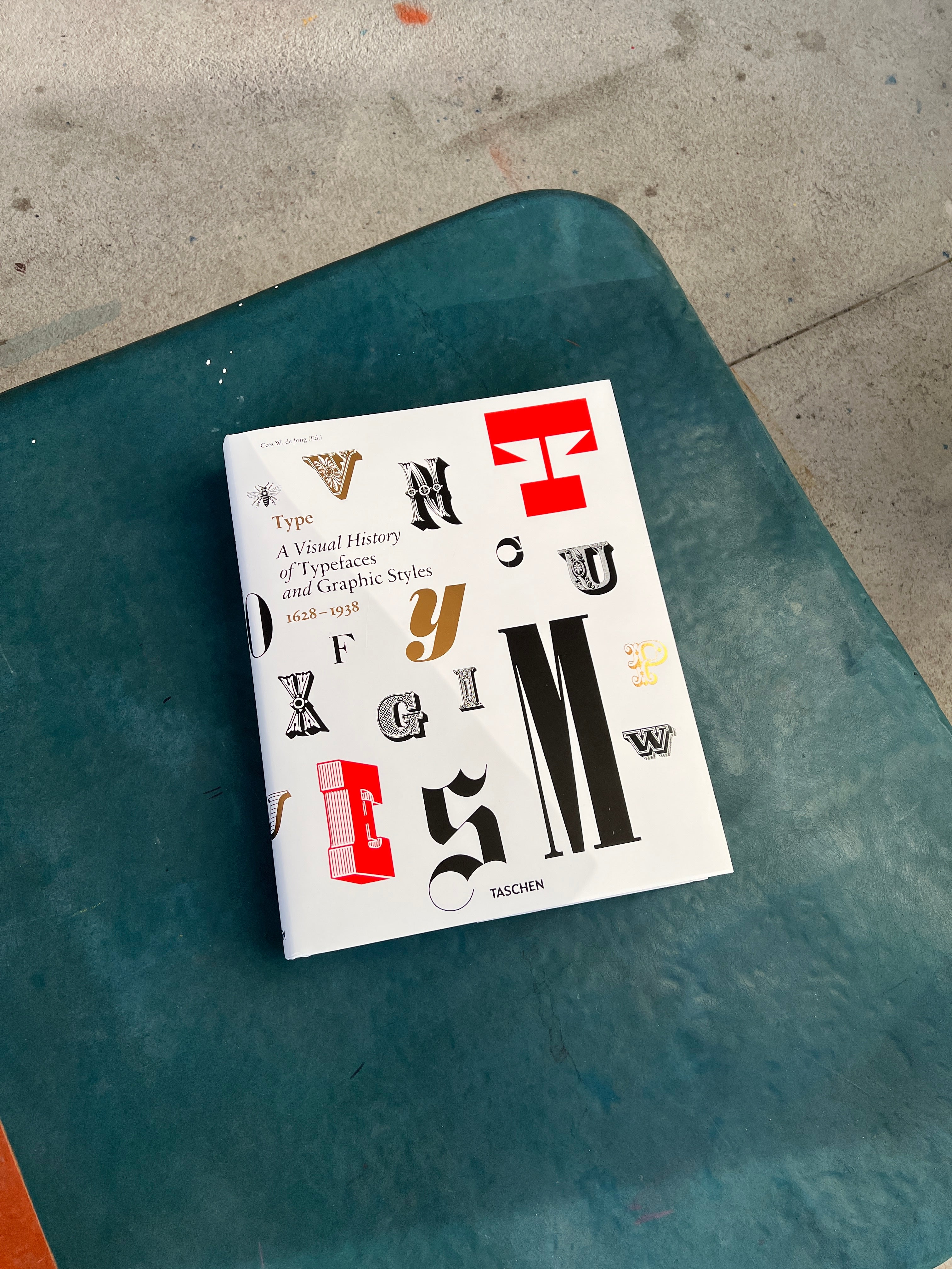 Typefaces Visual Type. A Visual History of Typefaces & Graphic Styles – Bendox Bookshop