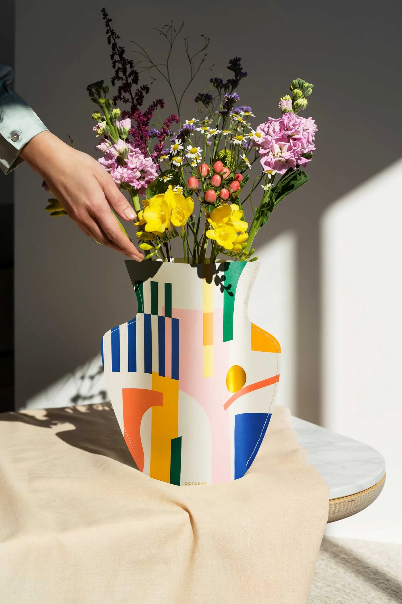 Voděodolná papírová váza Emporio Paper Vase od značky OCTAEVO
