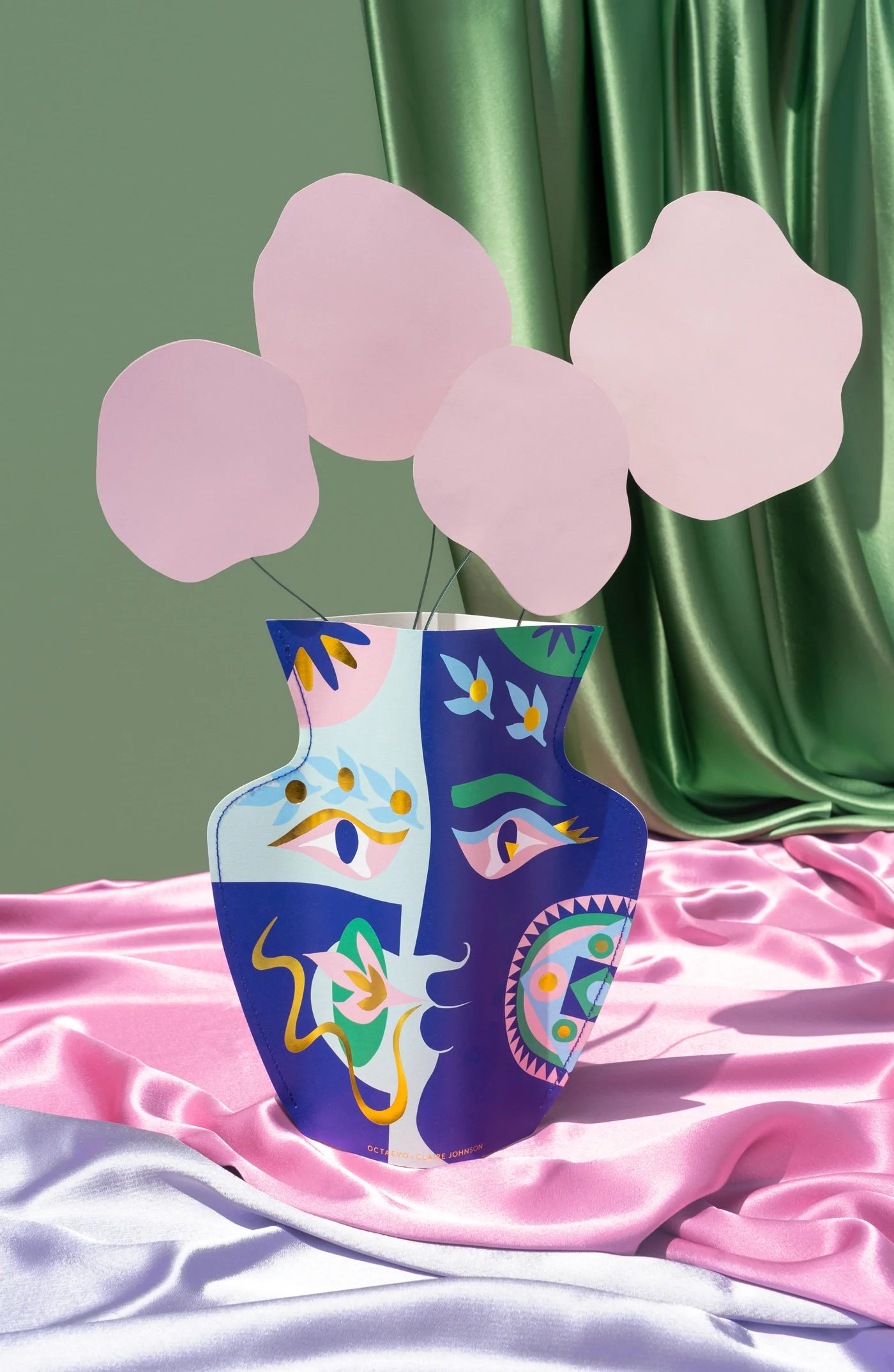 Papírová váza s ilustrací od umělkyně Claire Johnson značky OCTAEVO