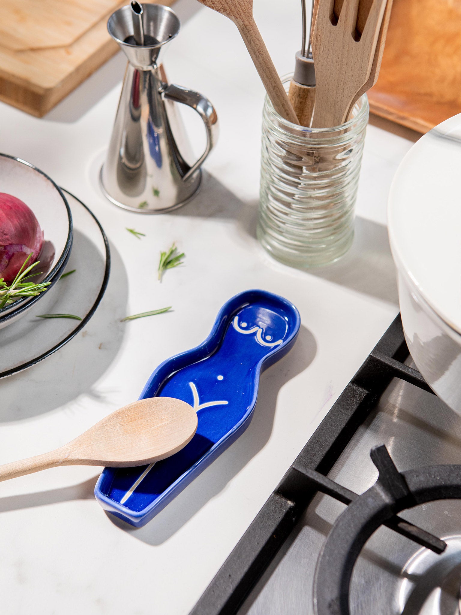 Keramická podložka na vařečku Body Spoon Rest od značky DOIY Design v modré barvě.