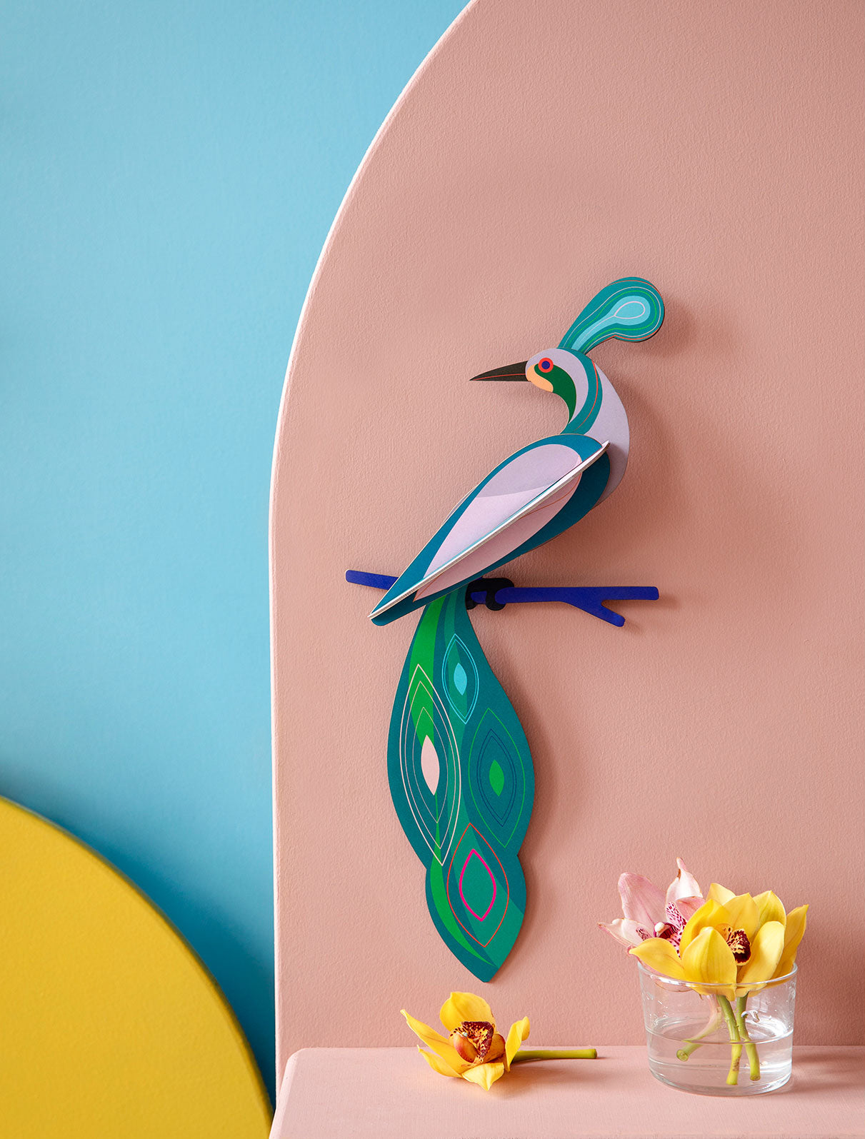 Závěsná dekorace na zeď rajský pták FIji od značky Studio ROOF