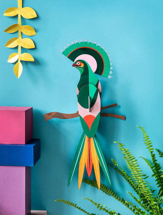 Závěsná dekorace na zeď rajský pták Gili od značky Studio ROOF