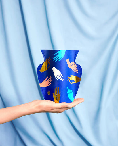 Voděodolná papírová váza Hamsa Mini Paper Vase od značky OCTAEVO